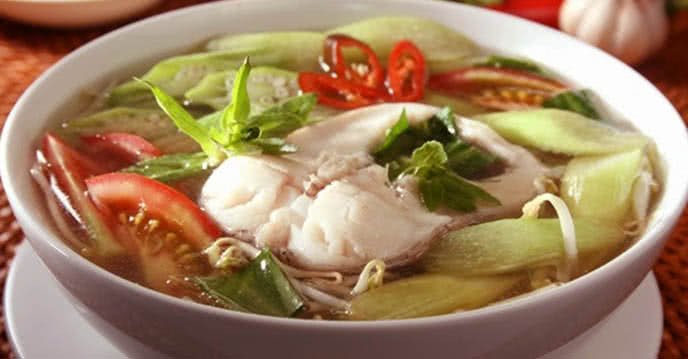 Bát canh chua cá lóc với rau và đậu bắp