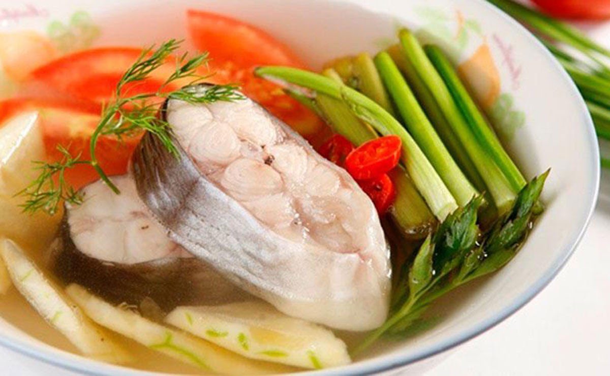 Bát canh chua cá nóng hổi thơm ngon đậm đà