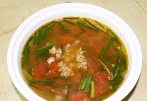 Bát canh chua thịt băm nóng hổi, màu đỏ cà chua hấp dẫn