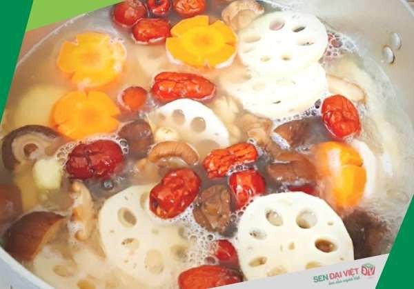 Bát canh củ sen táo đỏ nóng hổi, thơm ngon đã hoàn thành