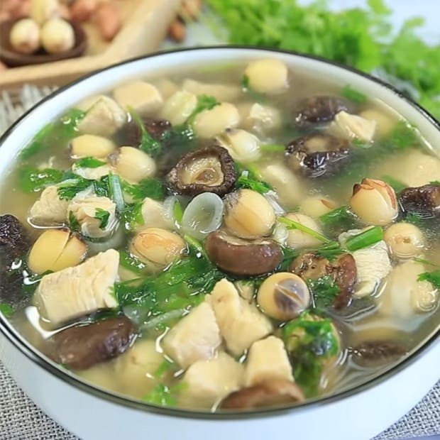 Bát canh gà hầm hạt sen nấm hương thơm ngon