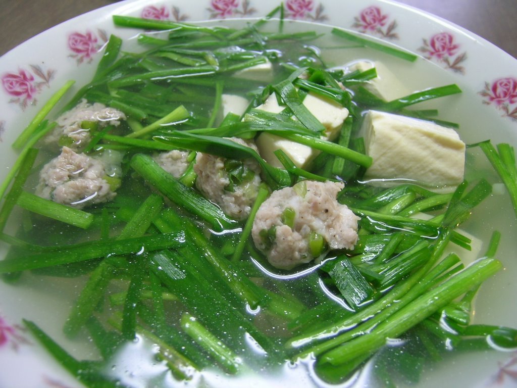 bát canh hẹ đậu hũ thơm lừng