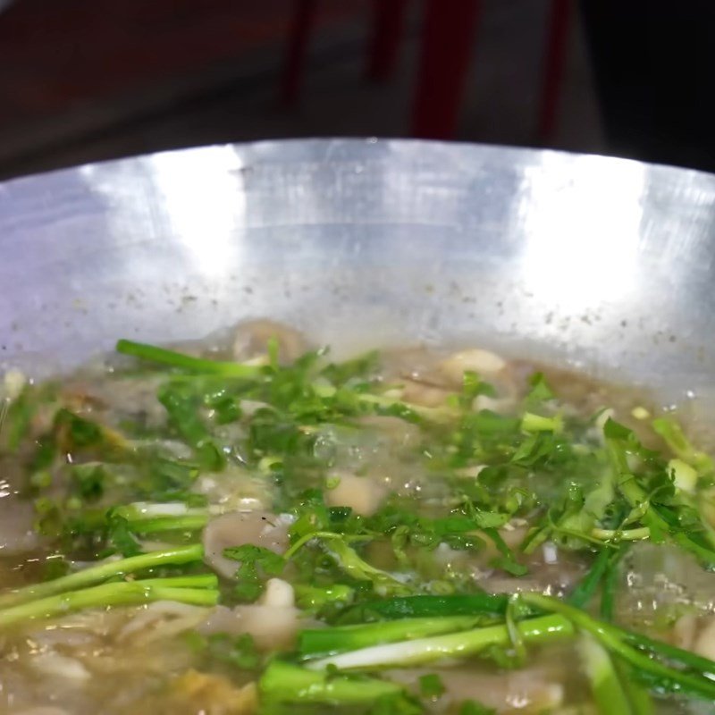 Bát **canh kê gà** nấu nấm nóng hổi, thơm ngon