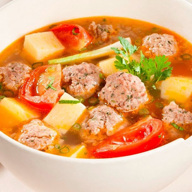 Bát canh khoai tây cà chua thịt băm thơm ngon