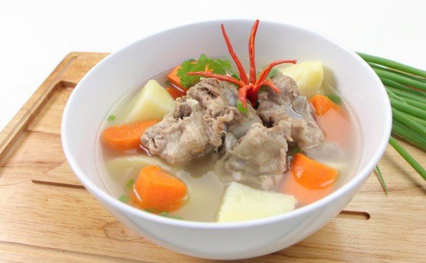 Bát canh khoai tây cà rốt xương sườn heo thơm ngon