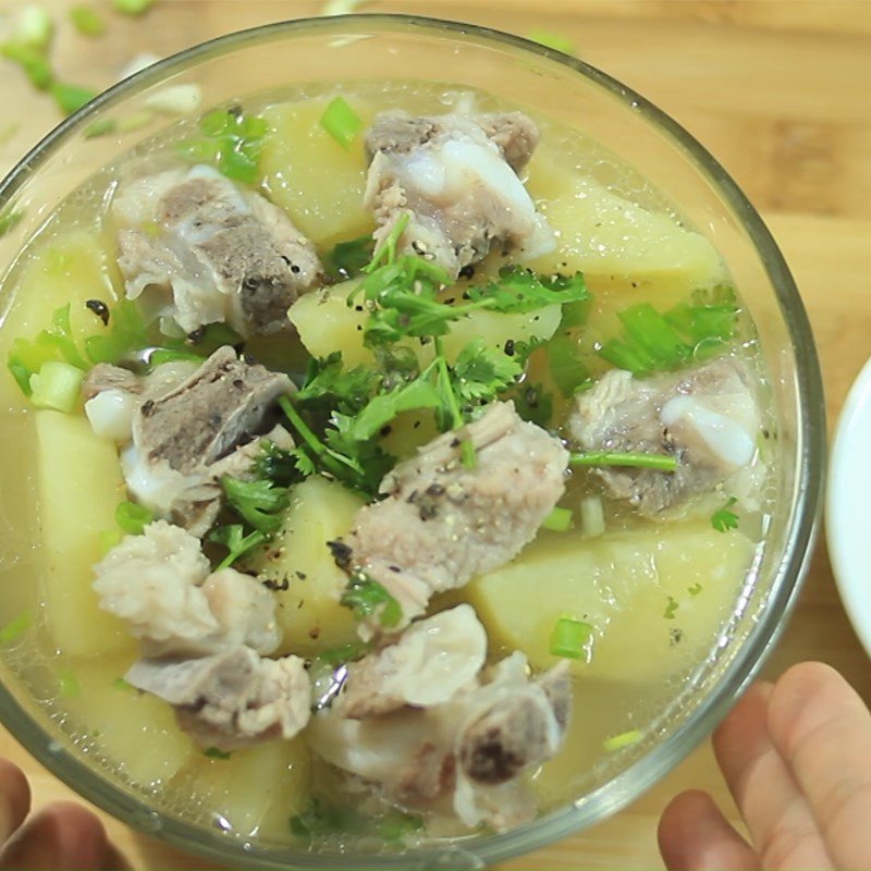 Bát canh khoai tây thịt heo nóng hổi, thơm ngon