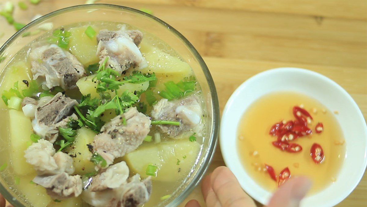 Bát canh khoai tây thơm ngon, nóng hổi