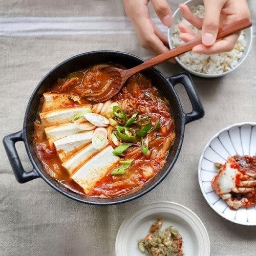 Bát canh kim chi thịt bò nóng hổi đã hoàn thành