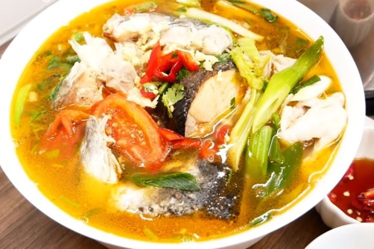 Bát canh măng chua đầu cá hồi chuẩn vị, hấp dẫn