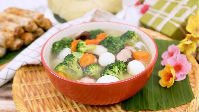 Bát canh mọc thập cẩm thơm ngon hoàn chỉnh, màu sắc hấp dẫn