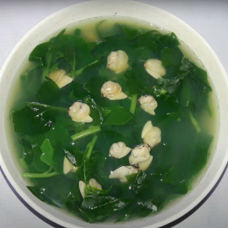 Bát canh ngao mồng tơi thành phẩm thơm ngon, xanh mát, sẵn sàng để thưởng thức.