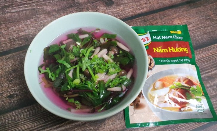 Bát canh rau dền chay nấm linh chi nóng hổi, thơm ngon