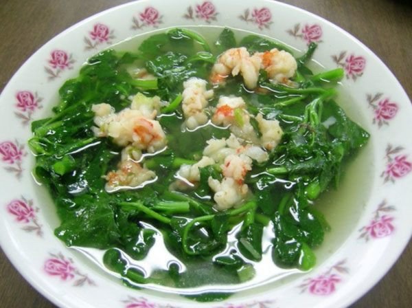 Bát canh rau mồng tơi nấu tôm tươi với màu sắc hấp dẫn