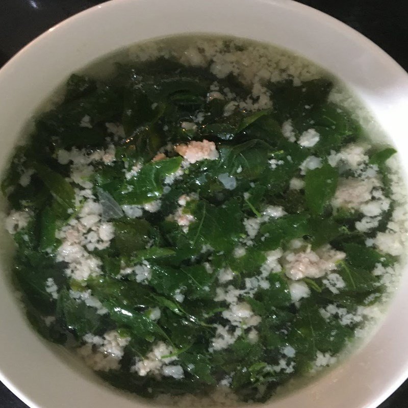 Bát canh rau ngót thịt băm nóng hổi, thanh mát
