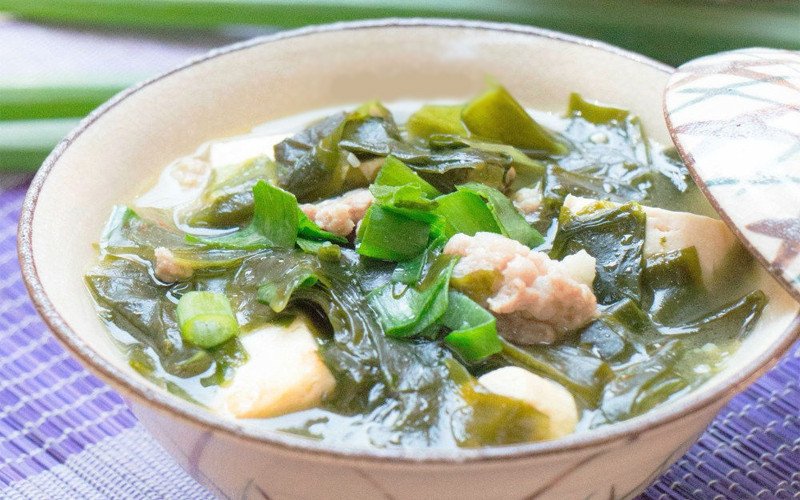 Bát canh rong biển đậu phụ nóng hổi, bổ dưỡng