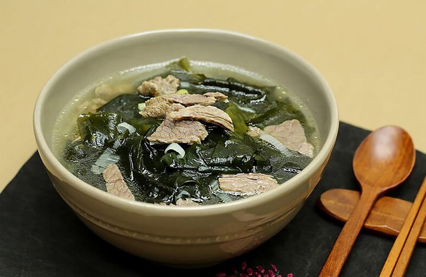 Bát canh rong biển nấu cùng nguyên liệu tươi, minh họa calo món ăn từ rong biển