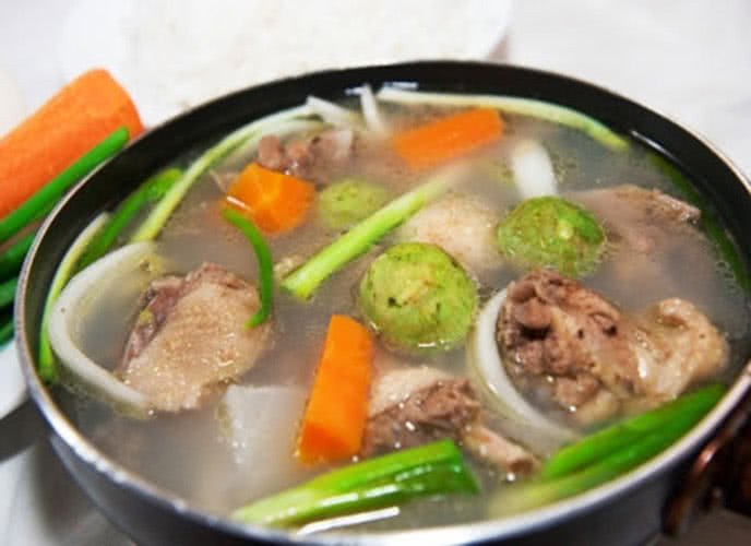 Bát canh sườn nấu sấu thanh mát