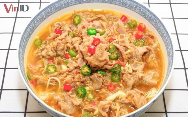 Bát canh thịt bò nấm kim châm hấp dẫn, chuẩn vị nhà hàng