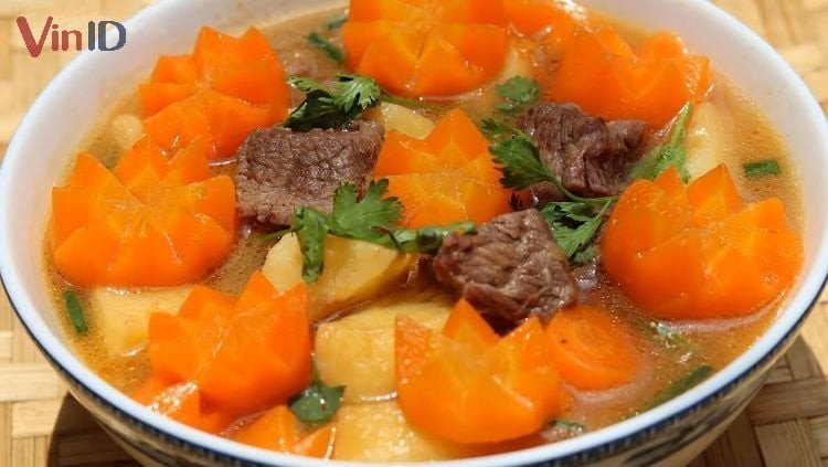 Bát canh thịt bò rau củ nóng hổi, thanh mát và giàu dinh dưỡng