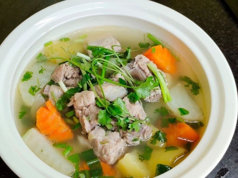 Bát canh xương heo hầm rau củ ngon ngọt