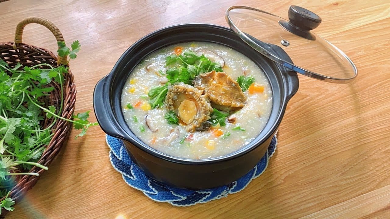 Bát cháo bào ngư nóng hổi bổ dưỡng