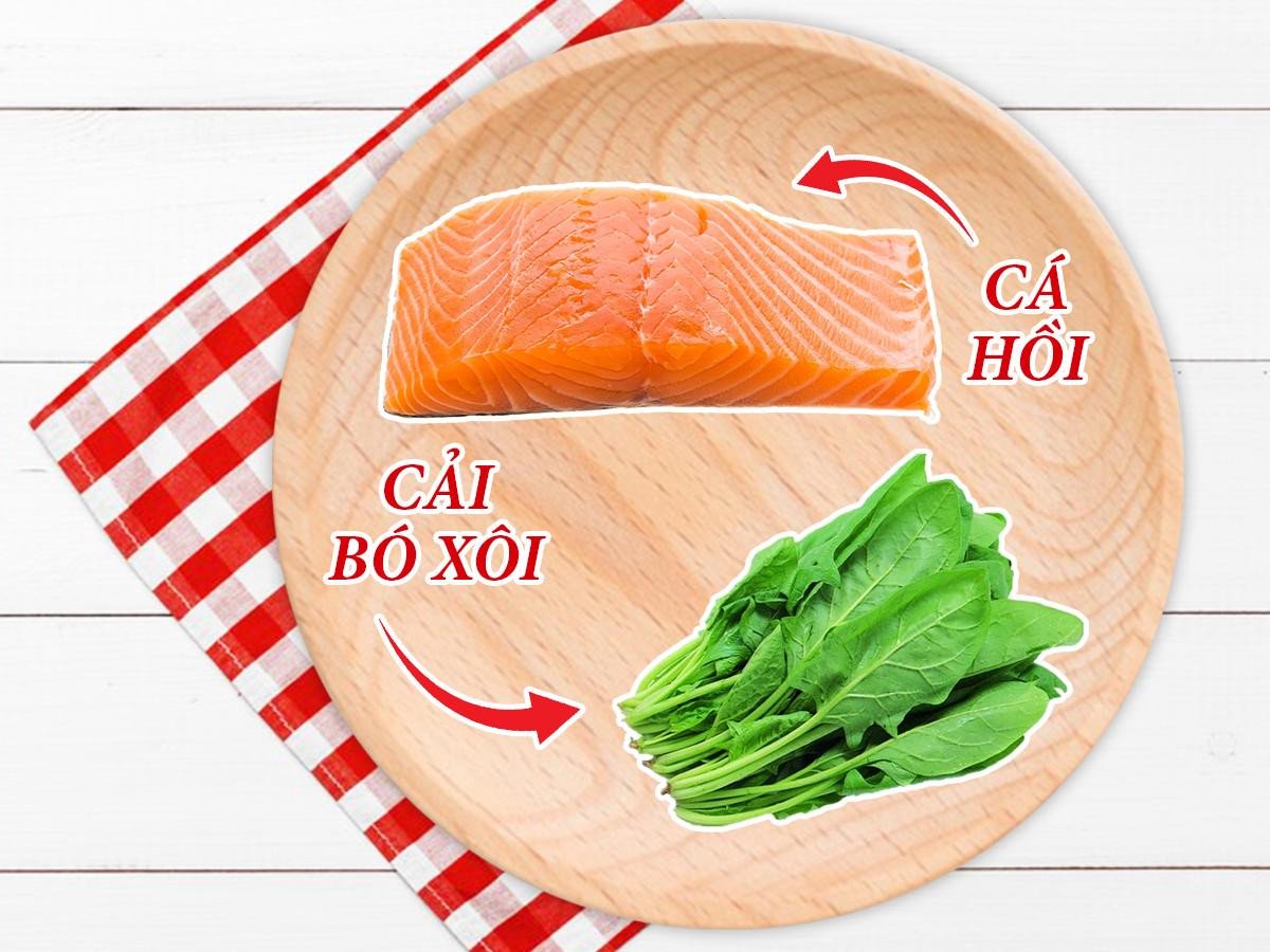 Bát cháo cá hồi cải bó xôi xanh mướt, cung cấp vitamin và khoáng chất cho bé