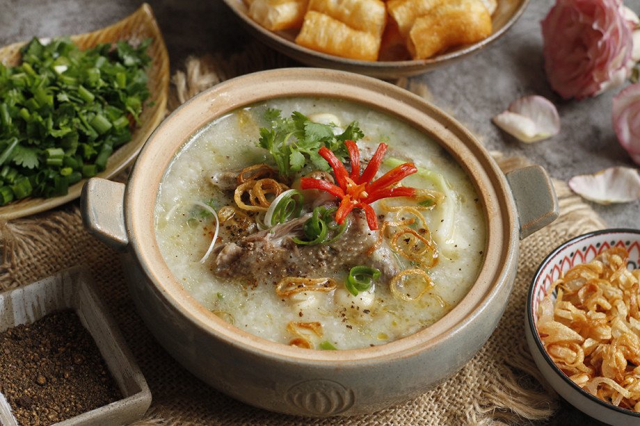 bát cháo chim bồ câu bổ dưỡng nấu bằng nồi áp suất, tượng trưng cho lợi ích của việc nấu cháo nhanh gọn