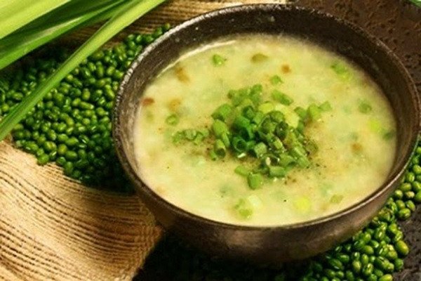Bát cháo đậu xanh thịt bò nóng hổi, bổ dưỡng cho cả gia đình