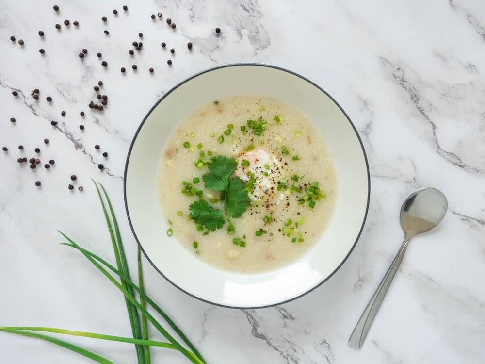 Bát cháo hành giải cảm cho người lớn với trứng gà nóng hổi