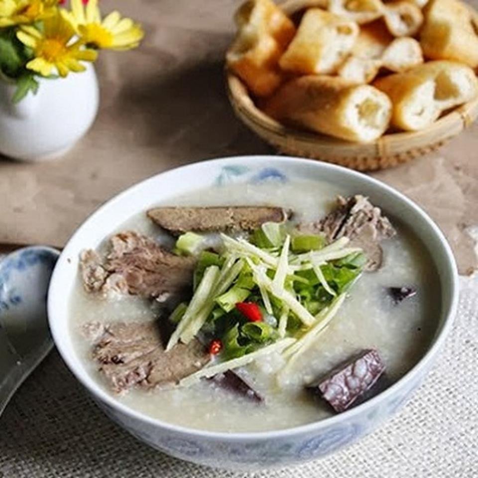 Bát cháo lòng nóng hổi với rau thơm và ớt tươi