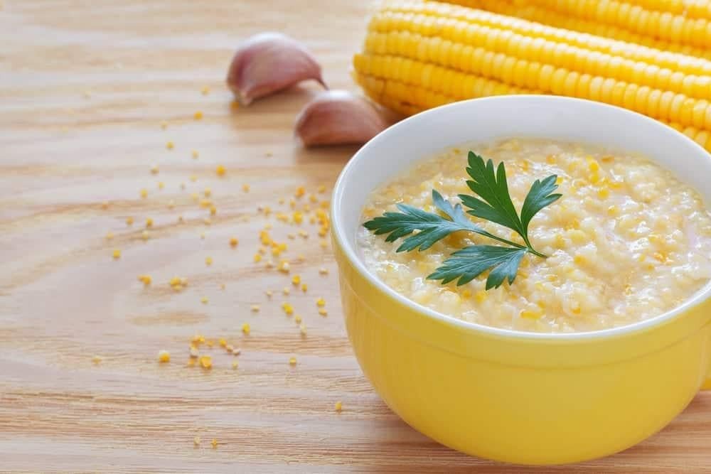 Bát cháo ngô ngọt nấu thịt băm mềm mịn, phù hợp khẩu vị bé 6 tháng