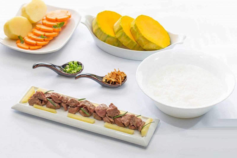 Bát cháo thịt bò bí đỏ cho bé