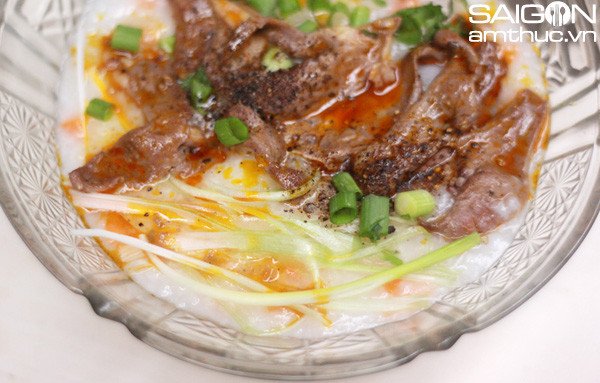 Bát cháo tim heo thành phẩm ấm nóng, rắc thêm tiêu và hành ngò