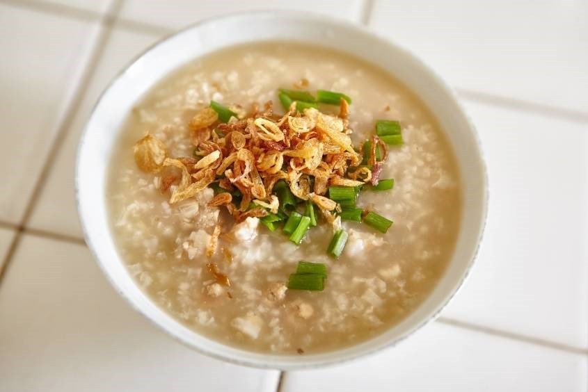 Bát cháo tổ yến hạt sen giúp bé ngủ ngon, cung cấp dưỡng chất thiết yếu
