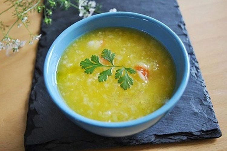 Bát cháo trứng gà mềm mịn phù hợp cho trẻ bắt đầu ăn dặm