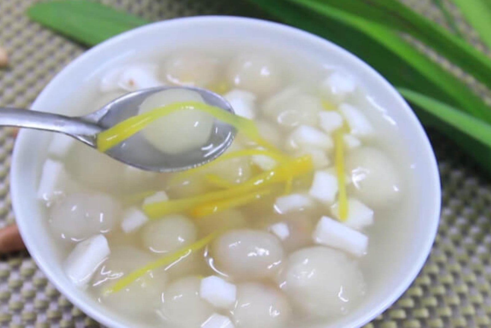 Bát chè bột lọc nhân dừa thơm ngon