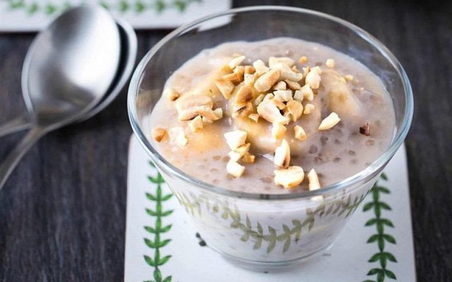 Bát chè chuối thập cẩm hoàn chỉnh với nước cốt dừa và đậu phộng