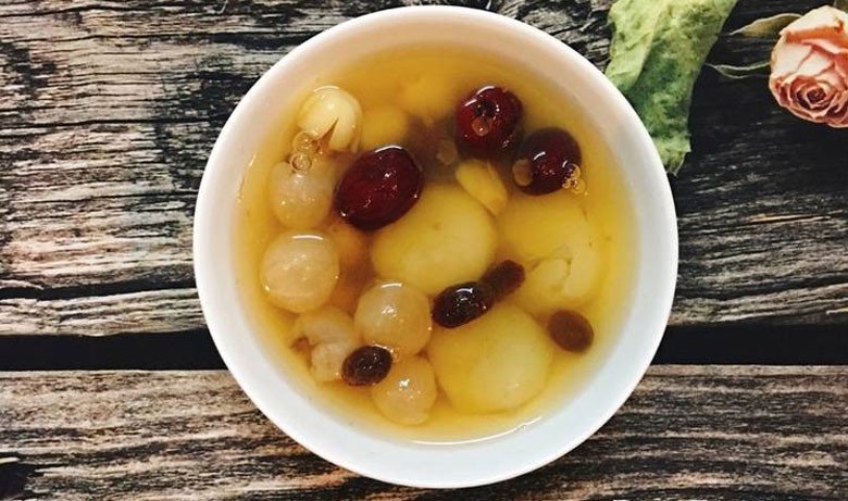 Bát chè củ năng hạt sen táo đỏ thơm ngon và bổ dưỡng