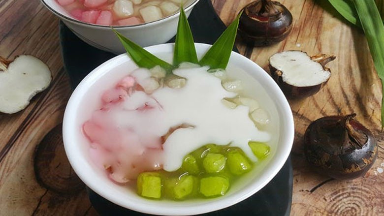 Bát chè củ năng lá dứa với nước cốt dừa và mè rang