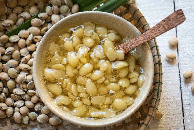 Bát chè đậu ván sánh mịn, thơm béo với nước cốt dừa rắc mè rang hấp dẫn.