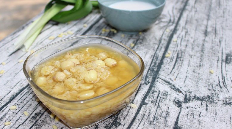 Bát chè đỗ xanh hạt sen thanh mát, đẹp mắt.