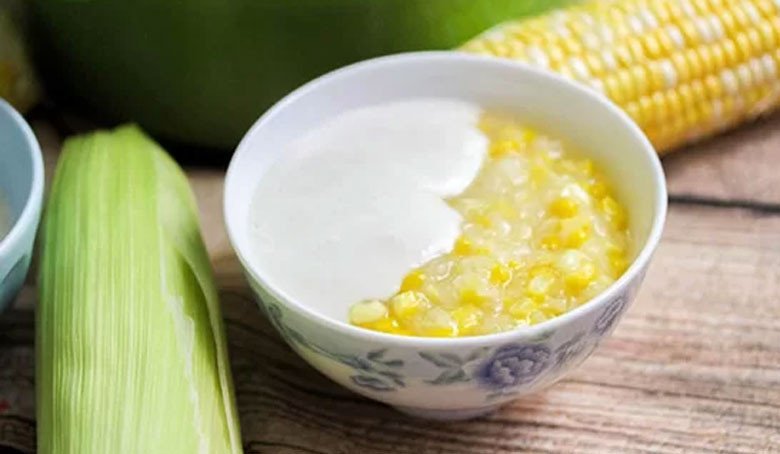 Bát chè đỗ xanh ngô thành phẩm thơm ngon.