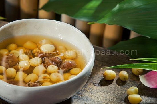 Bát chè hạt sen long nhãn khô thành phẩm thơm ngon, sẵn sàng để thưởng thức