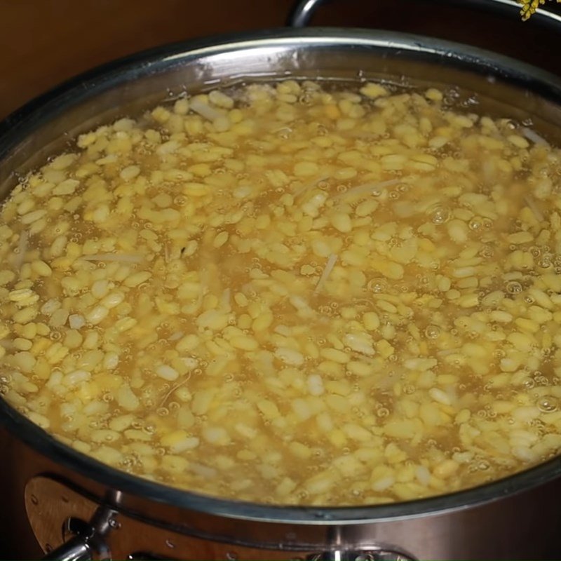 Bát chè hoa cau thành phẩm với đậu xanh bùi bùi và nước cốt dừa béo ngậy