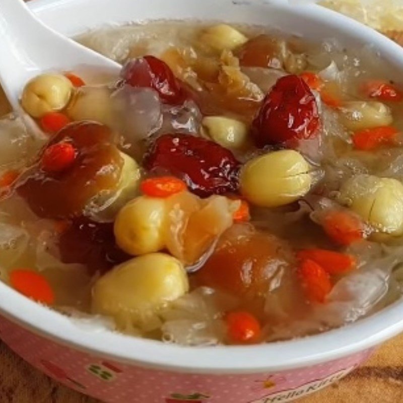 Bát chè nấm tuyết hạt sen thơm ngon đã hoàn thành