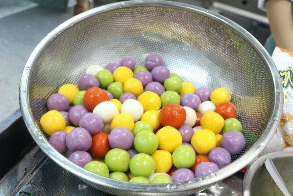 Bát chè ngô ngũ sắc hấp dẫn với các loại bánh nhiều màu