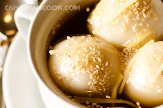 Cách Nấu Chè Trôi Nước Đường Nâu Thơm Ngon Chuẩn Vị Tại Nhà Bát chè trôi nước đường nâu nóng hổi với gừng thái sợi và vừng rang