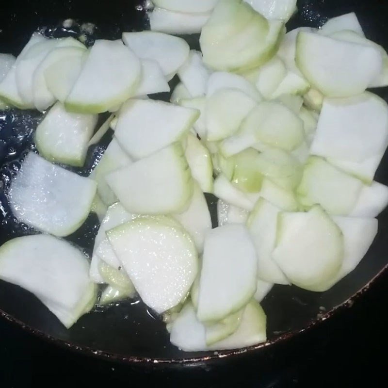 Bắt đầu xào cà chua cho món su hào cà chua