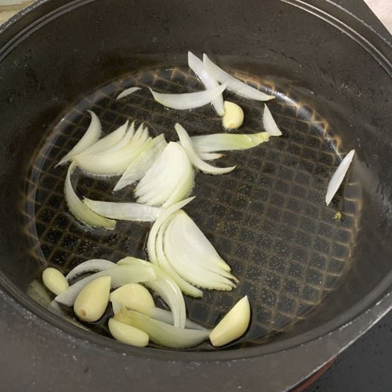 Bắt đầu xào cà chua và khoai tây trên chảo nóng