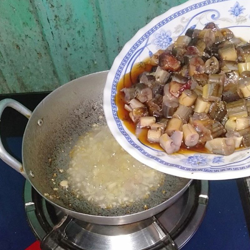 Bắt đầu xào lươn với tỏi phi